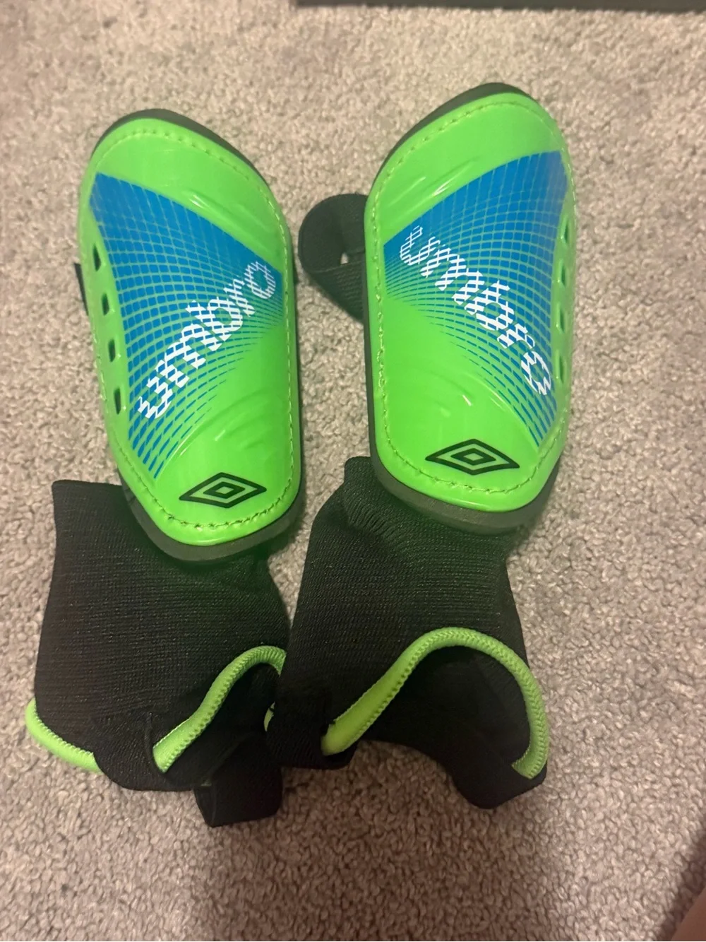 Umbro Black & White Shin Guard Care Label - Youth S and L